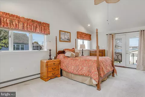 Bedroom - 1652 Cliff Dr, Edgewater, MD 21037 photo 2 of 4