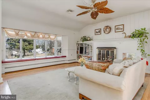 Living - 1652 Cliff Dr, Edgewater, MD 21037 photo 2 of 7