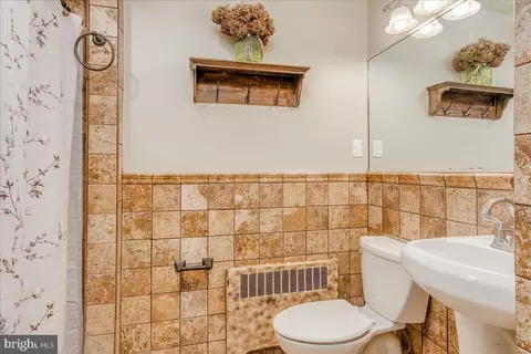 Bath - 1652 Cliff Dr, Edgewater, MD 21037 photo 2 of 6