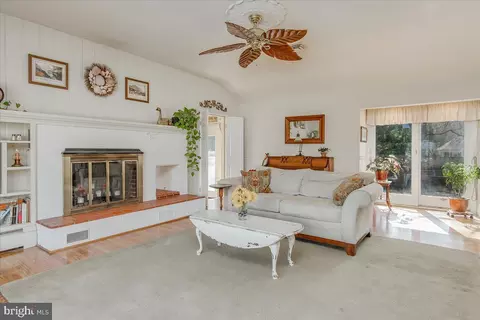 Living - 1652 Cliff Dr, Edgewater, MD 21037 photo 3 of 7