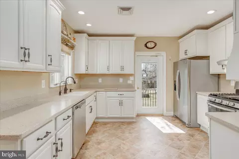 Kitchen - 1652 Cliff Dr, Edgewater, MD 21037 photo 2 of 5