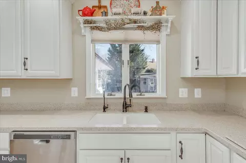 Kitchen - 1652 Cliff Dr, Edgewater, MD 21037 photo 3 of 5
