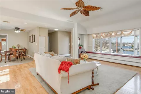 Living - 1652 Cliff Dr, Edgewater, MD 21037 photo 4 of 7