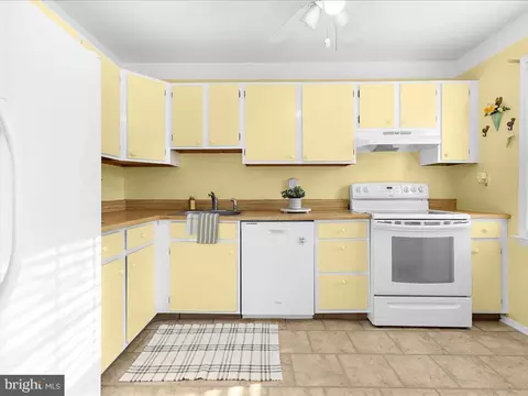 Kitchen - 826 Seal Harbour, Pasadena, MD 21122 photo 3 of 3
