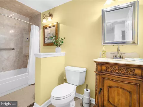 Bath - 826 Seal Harbour, Pasadena, MD 21122 photo 3 of 3