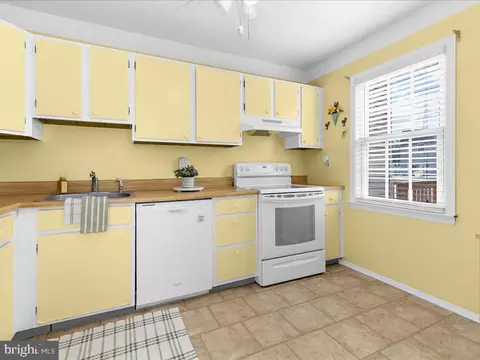 Kitchen - 826 Seal Harbour, Pasadena, MD 21122 photo 2 of 3