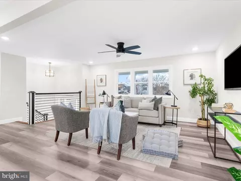 Living - 4108 Cove Ct, Edgewater, MD 21037 photo 2 of 5