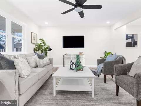 Living - 4108 Cove Ct, Edgewater, MD 21037 photo 3 of 5