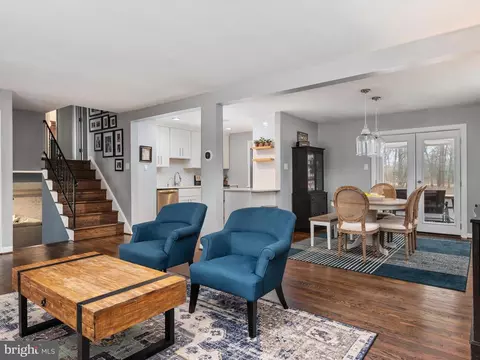 Living - 397 Dutch Ship Rd, Pasadena, MD 21122 photo 3 of 7