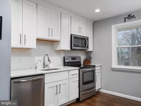 Kitchen - 397 Dutch Ship Rd, Pasadena, MD 21122 photo 2 of 3