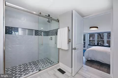 Bath - 305 Cove Rd, Riva, MD 21140 photo 3 of 6