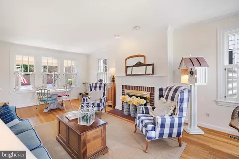 Living - 6 Acton Pl, Annapolis, MD 21401 photo 2 of 6