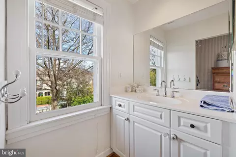 Bath - 6 Acton Pl, Annapolis, MD 21401 photo 2 of 4