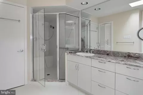 Bath - 730 S River Landing Rd, Edgewater, MD 21037 photo 3 of 5