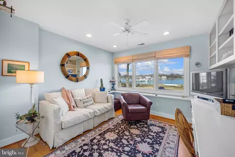 Living - 3803 Thomas Point Rd, Annapolis, MD 21403 photo 3 of 4