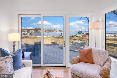 Living - 3803 Thomas Point Rd, Annapolis, MD 21403 photo 2 of 4