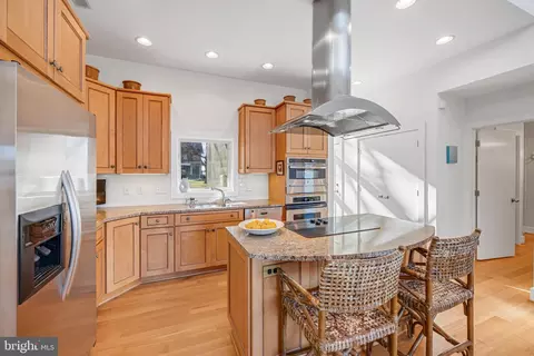 Kitchen - 3803 Thomas Point Rd, Annapolis, MD 21403 photo 2 of 3