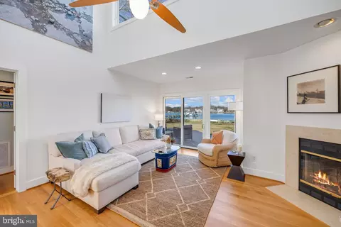 Living - 3803 Thomas Point Rd, Annapolis, MD 21403 photo 1 of 4