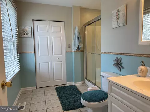 Bath - 7748 Edgewood Ave, Pasadena, MD 21122 photo 2 of 7