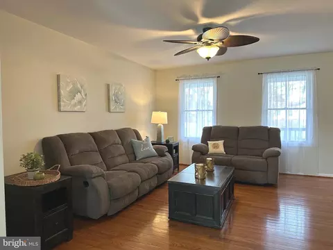 Living - 7748 Edgewood Ave, Pasadena, MD 21122 photo 4 of 7