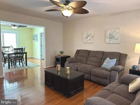 Living - 7748 Edgewood Ave, Pasadena, MD 21122 photo 3 of 7
