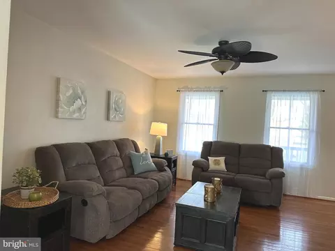 Living - 7748 Edgewood Ave, Pasadena, MD 21122 photo 2 of 7