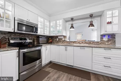 Kitchen - 413 Fairmount Dr, Edgewater, MD 21037 photo 5 of 6