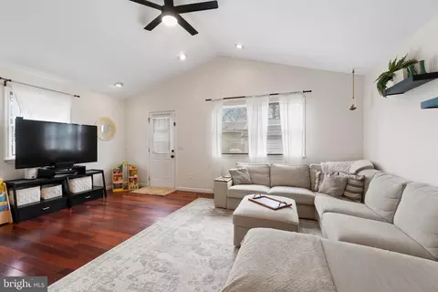 Living - 413 Fairmount Dr, Edgewater, MD 21037 photo 2 of 4