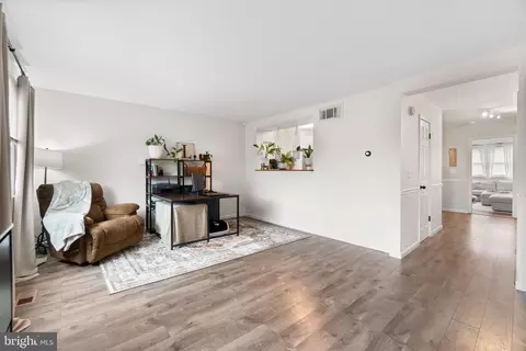 Living - 413 Fairmount Dr, Edgewater, MD 21037 photo 1 of 4