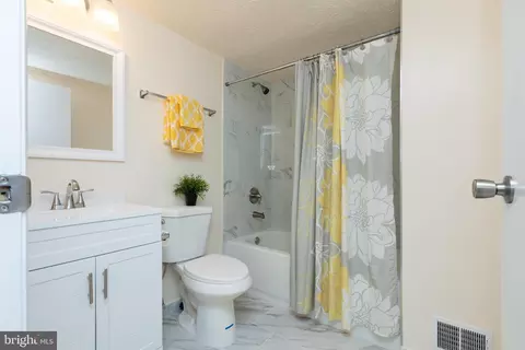 Bath - 7964 Union Jack Ct, Pasadena, MD 21122 photo 2 of 5