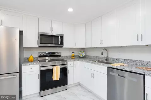 Kitchen - 7964 Union Jack Ct, Pasadena, MD 21122 photo 4 of 7