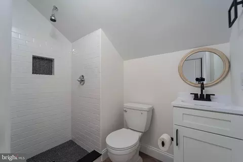 Bath - 1707 Ridgely Rd, Edgewater, MD 21037 photo 2 of 3