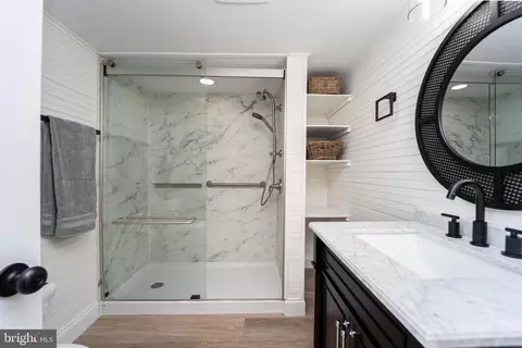Bath - 1707 Ridgely Rd, Edgewater, MD 21037 photo 1 of 3