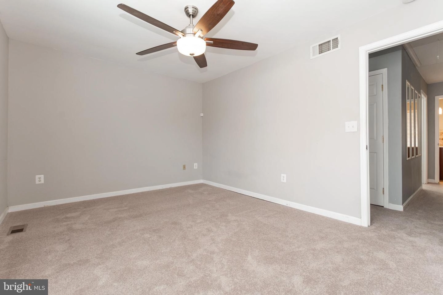 Entry Way - 7826 Catherine Ave, Pasadena, MD 21122 photo 6 of 7
