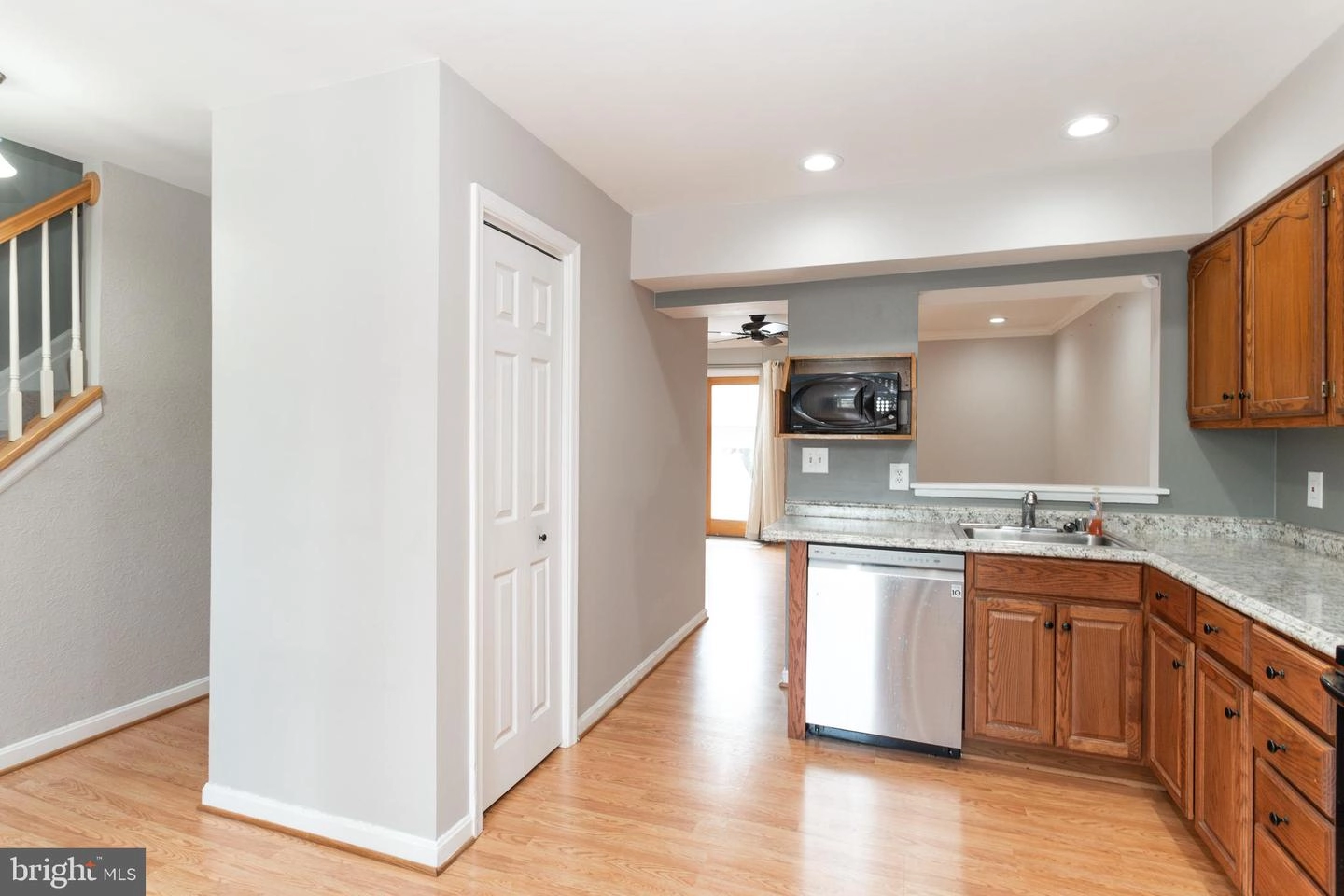 Entry Way - 7826 Catherine Ave, Pasadena, MD 21122 photo 2 of 7
