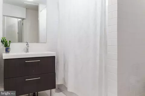 Bath - 104 Charles St, Annapolis, MD 21401 photo 1 of 1