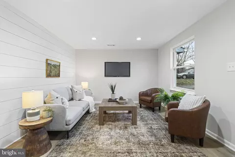 Living - 1590 Native Dancer Ct, Annapolis, MD 21409 photo 3 of 5