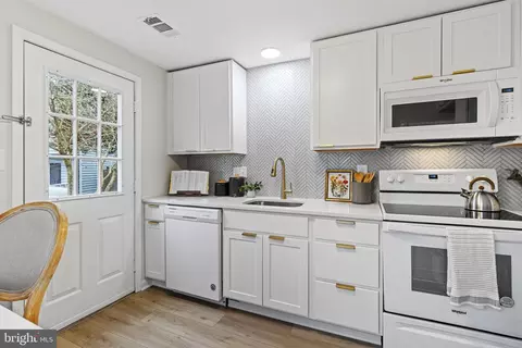 Kitchen - 1590 Native Dancer Ct, Annapolis, MD 21409 photo 3 of 4
