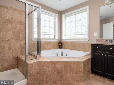 Bath - 810 Nancy Lynn Ln, Arnold, MD 21012 photo 2 of 5