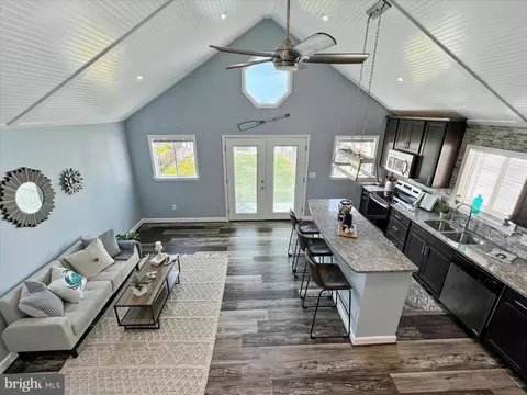 Living - 122 Bar Harbor Rd, Pasadena, MD 21122 photo 2 of 3