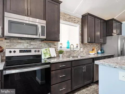 Kitchen - 122 Bar Harbor Rd, Pasadena, MD 21122 photo 2 of 3