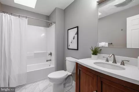 Bath - 208 Cinnamon Ln, Edgewater, MD 21037 photo 2 of 3