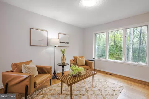 Living - 208 Cinnamon Ln, Edgewater, MD 21037 photo 4 of 6