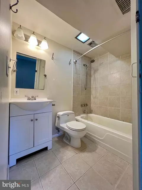 Bath - 3027 Marlin Dr, Riva, MD 21140 photo 3 of 3