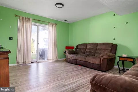 Living - 968 11th St, Pasadena, MD 21122 photo 2 of 3