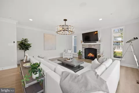 Living - 3941 W Shore Dr, Edgewater, MD 21037 photo 2 of 4