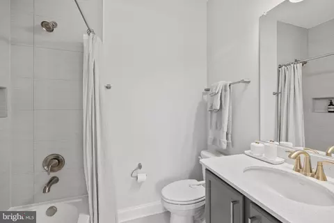 Bath - 3941 W Shore Dr, Edgewater, MD 21037 photo 3 of 4