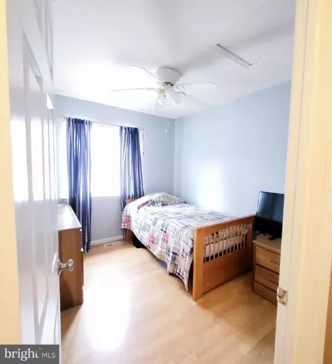 Bedroom - 708 Tyler Point Rd, Deale, MD 20751 photo 4 of 4