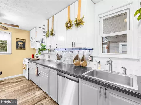 Kitchen - 219 Glen Rd, Pasadena, MD 21122 photo 2 of 4