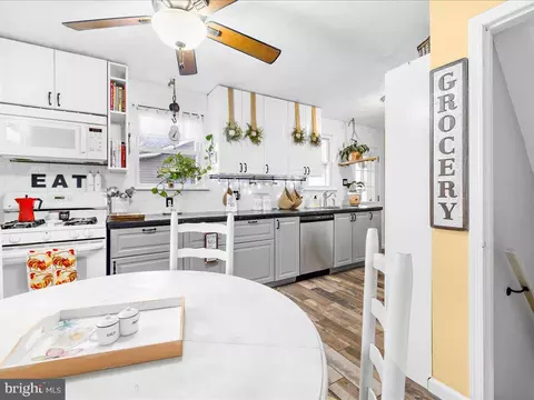 Kitchen - 219 Glen Rd, Pasadena, MD 21122 photo 3 of 4